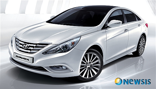 【서울=뉴시스】현대자동차는 11일부터 국내 중형 최초로 터보 GDi 엔진을 탑재해 동력성능을 획기적으로 향상시키고 고객 선호 사양 및 디자인을 대폭 강화한 '쏘나타 2.0 터보 GDi' 모델을 출시하고 본격 시판에 들어간다고 10일 밝혔다.(사진=현대자동차 제공)&nbsp; photo@newsis.com 