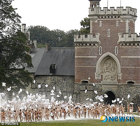 【서울=뉴시스】벨기에의 수도 브뤼셀에서 9.6㎞ 떨어진 가스벡성 앞에서 9일 800명의 남녀들이 알몸으로 집단 베개싸움을 벌이고 있다. 이들의 집단 베깨싸움은 누드사진 촬영으로 유명한 스펜서 튜닉이 '슬리핑 뷰티즈'(sleeping beauties)라는 주제로 작품을 찍기 위해 이뤄졌다. (사진 출처 : 英 데일리 메일 웹사이트)