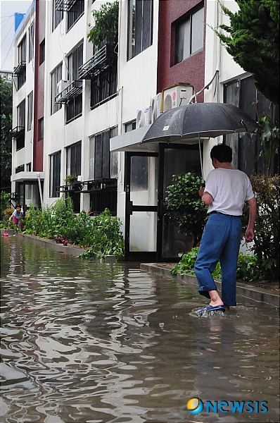 【전주=뉴시스】유진휘 기자 = 전북 전주에 145㎜의 폭우가 쏟아진 10일 오후 전주시 덕진동 종합경기장 인근 주택가가 내린 비로 일부가 잠겨있다. yjh@newsis.com