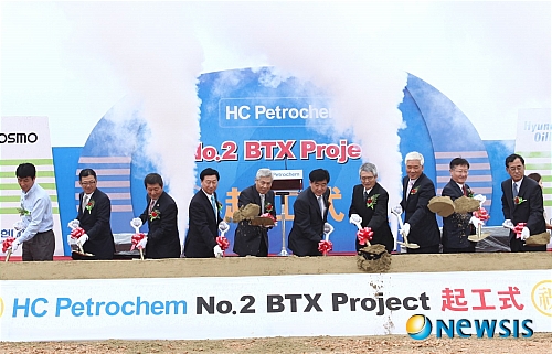 【서울=뉴시스】현대오일뱅크는 일본 코스모석유와 합작해 충남 대산공장에 벤젠등 고부가가치 석유화학 기초 원료를 생산하는 BTX 공장을 지난 8일 착공했다고 11일 밝혔다.(사진=현대오일뱅크 제공)&nbsp; photo@newsis.com 