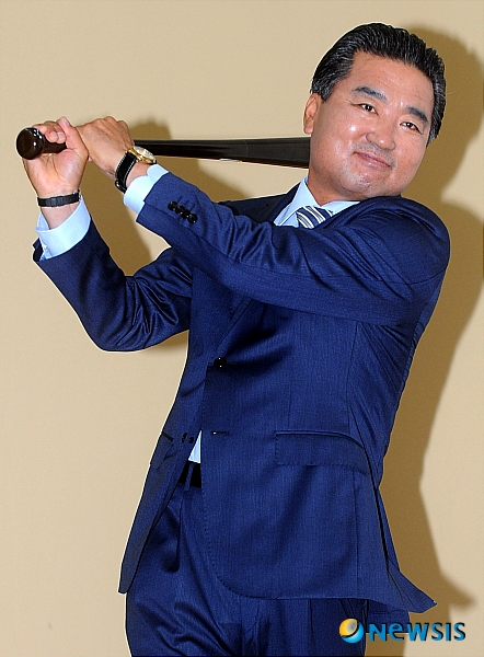 【서울=뉴시스】조종원 기자 = 11일 오후 서울 강남구 역삼동 티아스튜디오에서 열린 프로야구 30주년 레전드 올스타 화보 촬영에서 장효조 삼성 라이온즈 2군 감독이 포즈를 취하고 있다.&nbsp; choswat@newsis.com 