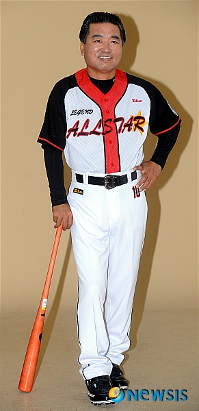 【서울=뉴시스】조종원 기자 = 11일 오후 서울 강남구 역삼동 티아스튜디오에서 열린 프로야구 30주년 레전드 올스타 화보 촬영에서 장효조 삼성 라이온즈 2군 감독이 포즈를 취하고 있다.&nbsp; choswat@newsis.com 