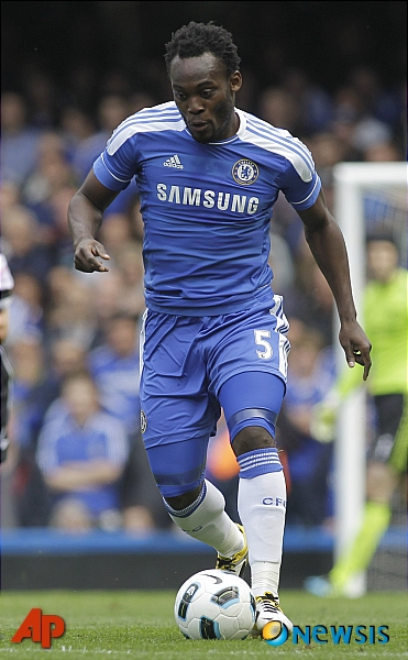 【런던=AP/뉴시스】잉글랜드 프리미어리그 첼시FC는 12일(한국시간) 최근 팀 훈련 도중 무릎을 다친 미드필더 마이클 에시앙(29)이 수술을 받아 6개월 가량 그라운드에 나설 수 없게 됐다고 밝혔다. 사진은 지난 5월15일 스탬포드 브릿지에서 열린 뉴캐슬 유나이티드와의 경기에 출전한 에시앙.