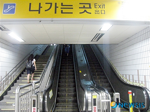 【성남=뉴시스】박태홍 기자 = 장맛비가 내린 12일 오전 경기 성남시 분당구 이매 지하철 에스컬레이터와 엘리베이터가 지난달 29일부터 14일째 고장으로 운행이 중지되었다. 지상으로 연결된 이매역 엘리베이터 한 곳과 에스컬레이터 세 곳이 폭우로 인하여 모두 운행이 중지되어 있다. 코레일 한국철도공사 이매역장은 "장마로 인한 기계침수로 감전 위험이 있어 안전을 위해 운영을 중지한다"는 안내문을 붙여 놓았다. hipth@newsis.com