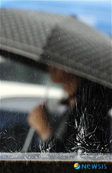 【서울=뉴시스】김인철 기자 = 장마전선의 영향으로 중부지방에 많은 비가 내린 12일 오전 서울 지하철 종로3가역 주변에서 시민들이 비를 피해 발걸음을 재촉하고 있다.&nbsp; yatoya@newsis.com