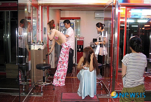 【광주=뉴시스】안현주 기자 = 광주 동부경찰서는 성매매피해상담소 '언니네'와 공동으로 대인동 성매매 집결지에 대한 합동 점검을 실시했다고 12일 밝혔다. 동부서 여성청소년계는 전날 밤 9시부터 이날 새벽 0시까지 합동 점검을 벌여 보건증 미소지 종업원 8명을 적발해 해당 구청에 통보했다. (사진=동부경찰서 제공)&nbsp; ahj@newsis.com 