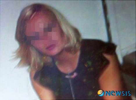 【서울=뉴시스】러시아에서 미용실을 털려던 한 30대 강도가 가라데 유단자인 여주인에게 붙잡혀 3일 간 섹스 노예로 전락했다 풀려났다. 사진은 미용실 여주인 올가 자자크(28). (사진 출처 : 英 데일리 메일 웹사이트)