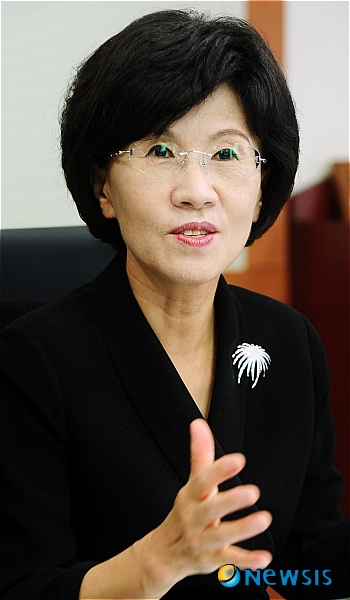 【서울=뉴시스】강진형 인턴기자 = 진수희(가운데) 보건복지부 장관이13일 오후 서울 종로구 보건복지부 장관실에서 열린 '기업은행과 휴먼네트워크 업무협약 체결식'에서 인사말을 하고 있다. 이날 협약으로 기업은행은 국내 처음으로 '보건복지부 휴먼네트워크'를 통해 20여 민간 멘토링 수행기관에 사업비를 지원하게 된다.&nbsp; marrymero@newsis.com