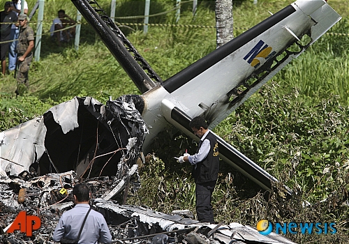【 상파울루=AP/뉴시스】브라질 상파울루주에서 7월 1일 훈련용 소형 연습기 한대가 추락해 탑승자 2명이 모두 숨졌다고 현지 경찰이 발표했다.&nbsp; 사진은 2011년 7월13일 브라질 헤시피에서 16명이 탑승한 소형 항공기가 불시착 후 폭발하면서 탑승객 전원이 사망한 사건의 현장조사 사진. 2025. 07.02.&nbsp; 