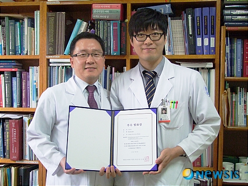 【대구=뉴시스】제갈수만 기자 = 대구가톨릭대학교병원은 제8회 대한수면연구학회 정기학술대회에서 신경과 김지언(왼쪽) 교수팀(김지언, 권오대, 이민재(오른쪽))이 우수 발표상을 수상했다고 14일 밝혔다. (사진=대구가톨릭대학병원 제공) photo@newsis.com