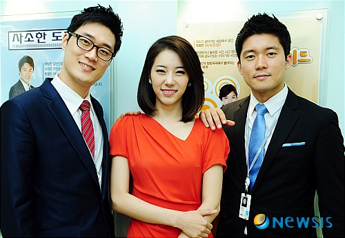 【서울=뉴시스】강진형 인턴기자 = MBC '우리들의 일밤' 의 아나운서 신입사원 공개채용 을 통해 정식 MBC 아나운서로 입사한 오승훈(좌측부터), 김초롱, 김대호가 14일 오전 서울 여의도 MBC 아나운서실에서 가진 인터뷰에 앞서 포즈를 취하고 있다. marrymero@newsis.com