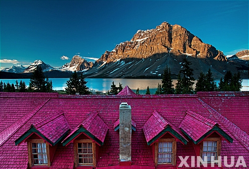 【밴프국립공원(캐나다)=신화/뉴시스】지난 4일(현지시각) 캐나다 로키산맥의 밴프국립공원 내 크루풋 산을 배경으로 한 게스트하우스가 아름다운 풍경을 자아내고 있다. 캐나다 브리티시 콜럼비아주와 앨버타주에 걸쳐 있는 캐나다 로키산맥에는 밴프국립공원, 요호국립공원, 재스퍼국립공원 등이 있으며 이들 모두 유네스코가 정한 세계유산에 등재됐다.