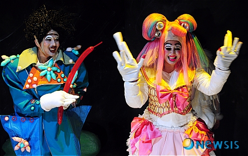 【서울=뉴시스】서재훈 기자 = 14일 오후 서울 대학로문화공간 필링 2관에서 극단 작은신화가 25주년 기념공연으로 '황구도(작 조광화/연출 최용훈)' 프레스 리허설을 개최, 출연배우들이 열연하고 있다. 연극 '황구도'는 오는 15일부터 다음달 28일까지 대학로 문화공간 이다2 에서 계속된다.&nbsp; jhseo@newsis.com