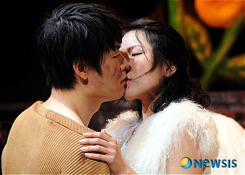 【서울=뉴시스】서재훈 기자 = 14일 오후 서울 대학로문화공간 필링 2관에서 극단 작은신화가 25주년 기념공연으로 '황구도(작 조광화/연출 최용훈)' 프레스 리허설을 개최, 출연배우들이 열연하고 있다. 연극 '황구도'는 오는 15일부터 다음달 28일까지 대학로 문화공간 이다2 에서 계속된다.&nbsp; jhseo@newsis.com