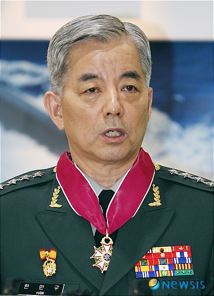 【서울=뉴시스】사진공동취재단 = 한민구 합참의장이 14일 서울 용산 국방부에 예방한 마이클 멀른(Michael G. Mullen) 미 합참의장에게 훈장을 전달받은 뒤 소감을 밝히고 있다. 한민구 합참의장이 한반도 및 아태지역 평화와 안보 증진에 기여한 공로로 미국정부의 공로훈장(Legin of Merit)을 전도 받았다. 공로훈장은 평시 미국 정부가 외국군에게 줄 수 있는 최고 등급의 훈장이다.&nbsp; photo@newsis.com