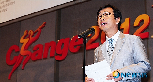 【서울=뉴시스】김인철 기자 = 유시민 국민참여당 대표가 14일 오후 서울 중구 프레스센터에서 열린 '미래의 진보' 출판기념회에서 인사말을 하고 있다. yatoya@newsis.com