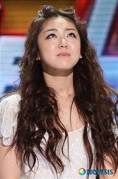 【서울=뉴시스】박영주 기자 = MBC TV ‘스타오디션 위대한 탄생’ 출신 권리세(20)가 한류스타 배용준(39)과 한솥밥을 먹는다. 많은 매니지먼트사의 러브콜을 받은 권리세는 배용준, 최강희(34), 주지훈(29), 김현중(25), 봉태규(30), 김수현(23) 등이 소속돼 있는 키이스트를 선택했다. 키이스트는 “권리세가 위대한탄생에서 보여준 꿈에 대한 도전과 열정을 통해 가능성과 기대감을 갖게 됐다”면서 “체계적인 매니지먼트 및 국내외 자산을 활용 노래, 연기, 예능 등 다양한 분야에서 인정받는 멀티 엔터테이너로 성장할 수 있도록 지원을 아끼지 않겠다”고 밝혔다. 한편, ‘위대한 탄생’에 이어 MBC TV ‘우리 결혼했어요’에 출연 중인 권리세는 일본 세이케이대학 경제경영학부 휴학 중이다. 2009년 미스코리아 일본예선에서 진으로 뽑혔다. gogogirl@newsis.com