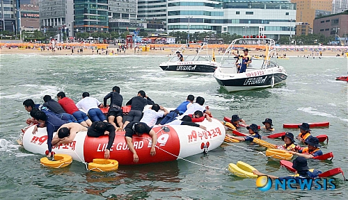 【부산=뉴시스】 하경민 기자 = 15일 오전 부산 해운대해수욕장 앞바다에서 119수상구조대원들이 특수구조보트 등을 이용해 역파도(이안류)에 떠밀려 먼바다에 빠진 피서객 구조한 뒤 수상대피소로 옮기는 과정을 시연하고 있다.&nbsp;&nbsp;&nbsp; yulnetphoto@newsis.com&nbsp; 