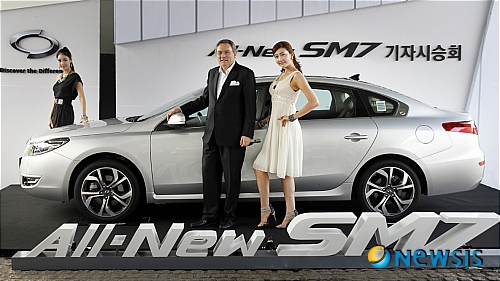 【부산=뉴시스】강재순 기자 = 르노삼성자동차는 바다의 풍광이 아름다운 경남 남해 힐튼 리조트 일대 도로에서 기자 시승회를 갖고 'All-New SM7'을 처음 선보이며, 8월 중순부터 판매를 시작 한다.  16일 오후 르노삼성차 장마리 위르띠제 대표이사가 기자들에게 준대형차 시장 의 새로운 패러다임을 제시 하며 처음 선보이는 'All-New SM7'을 소개한 후 모델들과 사진촬영을 하고 있다. (사진=르노삼성차 제공)   kjs0105@newsis.com 