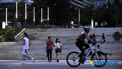 【서울=뉴시스】최동준 인턴기자 = 장마가 물러가고 덥고 습한 날씨가 이어지고 있는 17일 저녁 서울 여의도 한강시민공원을 찾은 시민들이 편안한 휴식을 취하고 있다.&nbsp; photocdj@newsis.com
