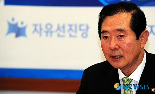 【서울=뉴시스】박주성 기자 = 자유선진당 변웅전 대표가 18일 오전 서울 여의도 국회에서 열린 주요당직자회의에서 저축은행 국정조사특위 관련 이야기를 하고 있다.&nbsp;&nbsp; park7691@newsis.com