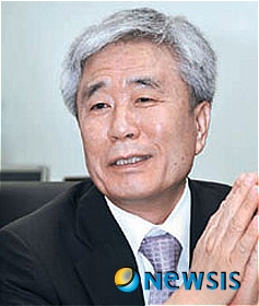 【광주=뉴시스】맹대환 기자 = 광주지법에서 24년5개월간 지역법관으로 근무해온 김진상(63·사법연수원 16기) 부장판사가 18일 정년퇴임을 맞았다.(사진=광주지법 제공)&nbsp; mdhnews@newsis.com