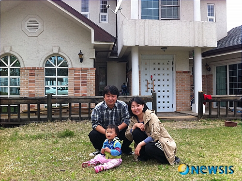 【부여=뉴시스】부모를 따라 귀촌한 세 살배기 꼬마 노유담이 집 앞에서 엄마·아빠와 기념 사진을&nbsp; 찍고 있다. (사진=노재정 에이스벤추라 대표 제공)&nbsp;&nbsp;&nbsp;&nbsp;&nbsp;&nbsp;&nbsp;&nbsp;&nbsp;&nbsp;&nbsp;&nbsp;&nbsp;&nbsp;&nbsp;&nbsp;&nbsp;&nbsp;&nbsp;&nbsp;&nbsp;&nbsp;&nbsp;&nbsp;&nbsp;&nbsp; photo@newsis.com&nbsp;&nbsp;&nbsp;&nbsp;&nbsp;&nbsp;&nbsp; 