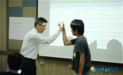 【밀양=뉴시스】안지율 기자 = 18일 경남 밀양시 단장면 산동초등학교와 태룡초등학교는 태룡초등학교 도서관에서 5~6학년 30명을 대상으로 김병욱 이사를 강사로 초빙, '인생을 변화시키는 기적의 8시간 꿈 찾기' 특강을 하고 있다. (사진=밀양 산동초 제공)&nbsp;&nbsp;&nbsp; photo@newsis.com 