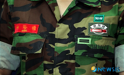 【김포=뉴시스】사진공동취재단 = 18일 오후 경기 김포시 월곶면 해병대 2사단 필승관에서 `해병대 병영문화 혁신 대토론회'가 열려 참석 장병들이 토론회 시작을 기다리고 있다. 해병대 병영문화 개선의 한 대책으로 가혹행위 장병에 대한 해병의 상징인 `빨간명찰'때어내는 것도 검토중인 것으로 알려졌다.&nbsp; photo@newsis.com 