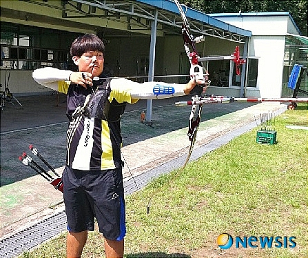 【대전=뉴시스】유순상 기자 = 배재대학교는 19일 레저스포츠학과 2학년 김법민(20)이 양궁 국가대표에 선발돼 내달 14일부터 18일까지 중국 심천에서 열리는 2011년도 유니버시아드에 참가한다고 밝혔다.(사진=배재대 제공)&nbsp; ssyoo@newsis.com 
