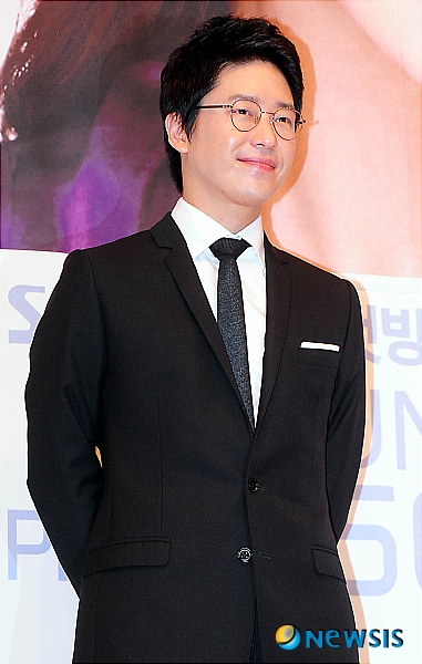 【서울=뉴시스】김인철 기자 = 배우 엄기준이 19일 오후 서울 양천구 목동SBS에서 열린 SBS특별기획 '여인의 향기' 제작발표회에서 포즈를 취하고 있다. yatoya@newsis.com