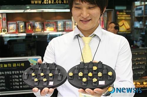 【포항=뉴시스】강진구 기자 = 롯데백화점 포항점(점장 유형주)은 최근 8층 귀금속매장(황씨금방)에서 판매중인1g 돌반지가 큰 인기를 모으고 있다고 19일 밝혔다.사진은 최근 출시된 1g 돌반지(좌측)와 3.75g 돌반지(우측). (사진=롯데백화점 포항점 제공)&nbsp; photo@newsis.com