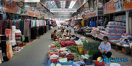 【함양=뉴시스】노상봉 기자 = 경남 함양군은 20일 전통시장을 살리기 위해 '시장 가는 날'을 정하고, 군청과 경찰서, 교육청 등과 함께 운영키로 했다고 밝혔다.사진은 손님이 없어 썰렁한 함양군 상설시장 모습. (사진=함양군청 제공)&nbsp; photo@newsis.com