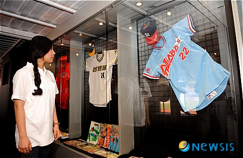 【서울=뉴시스】이동원 기자 = 한국야구위원회(KBO)가 프로야구 30주년 기념사업의 일환으로 20일 오후 잠실종합운동장 주경기장에서 'NAVER 야구9단 팬 페스티벌'의 개막식 행사를 가졌다. '30주년 전시존' 행사장을 찾은 야구팬들이 전시품을 관람하고 있다.&nbsp; dwlee@newsis.com&nbsp; 