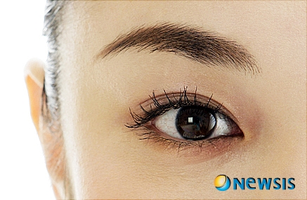 【서울=뉴시스】온라인뉴스팀 = 성형수술이 대중화되면서 눈의 생김새 때문에 콤플렉스에 시달리던 사람들의 상당수는 대안으로 쌍꺼풀 수술을 선택하게 된다. <사진=시크릿성형외과 제공> photo@newsis.com&nbsp; 