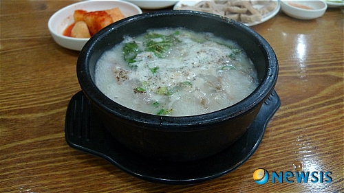 【서울=뉴시스】김정환의 맛있는 집 대표적 서민 음식인 순댓국은 어느 동네에든 파는 집이 꼭 있게 마련이다. 그런데 사람들이 일부러 산 넘고 물 건너 찾아가는 순댓국집이 있다면, 그래서 너무 잘 돼 가게를 계속 확장해가고 있다면, 그 집 순댓국 맛이 얼마나 좋을지 짐작할 수 있다.