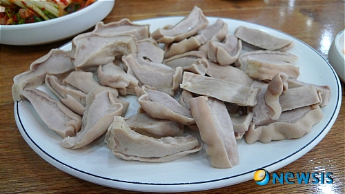 【서울=뉴시스】김정환의 맛있는 집 대표적 서민 음식인 순댓국은 어느 동네에든 파는 집이 꼭 있게 마련이다. 그런데 사람들이 일부러 산 넘고 물 건너 찾아가는 순댓국집이 있다면, 그래서 너무 잘 돼 가게를 계속 확장해가고 있다면, 그 집 순댓국 맛이 얼마나 좋을지 짐작할 수 있다.