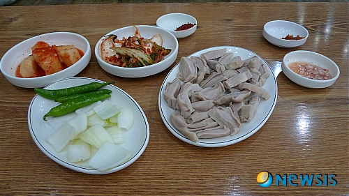 【서울=뉴시스】김정환의 맛있는 집 대표적 서민 음식인 순댓국은 어느 동네에든 파는 집이 꼭 있게 마련이다. 그런데 사람들이 일부러 산 넘고 물 건너 찾아가는 순댓국집이 있다면, 그래서 너무 잘 돼 가게를 계속 확장해가고 있다면, 그 집 순댓국 맛이 얼마나 좋을지 짐작할 수 있다.