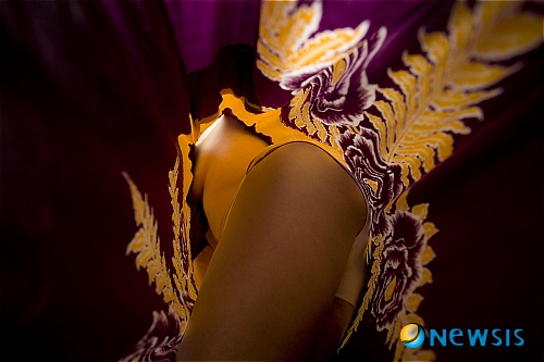 【서울=뉴시스】유상우 기자 = 발랄하고 도발적이다. 여자의 옷 사이로 잠입해 찍은 사진, 마치 ‘아이스케키’하고 소리치며 여자아이들의 치마를 들어 올려 기어이 그 안을 들여다보고자 한 악동들의 놀이를 연상케 한다.&nbsp; 