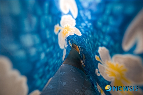 【서울=뉴시스】유상우 기자 = 발랄하고 도발적이다. 여자의 옷 사이로 잠입해 찍은 사진, 마치 ‘아이스케키’하고 소리치며 여자아이들의 치마를 들어 올려 기어이 그 안을 들여다보고자 한 악동들의 놀이를 연상케 한다. 