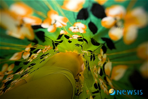 【서울=뉴시스】유상우 기자 = 발랄하고 도발적이다. 여자의 옷 사이로 잠입해 찍은 사진, 마치 ‘아이스케키’하고 소리치며 여자아이들의 치마를 들어 올려 기어이 그 안을 들여다보고자 한 악동들의 놀이를 연상케 한다. 