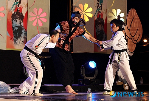 【괴산=뉴시스】강신욱 기자 = 충북 괴산군은 2회 전국 임꺽정 선발대회 참가자를 다음달 20일까지 모집한다고 21일 밝혔다. 사진은 지난해 8월28일 괴산읍 미니축구장에서 열린 첫 대회에서 한 참가자가 장기를 선보이고 있다. (사진=괴산군청 제공) photo@newsis.com