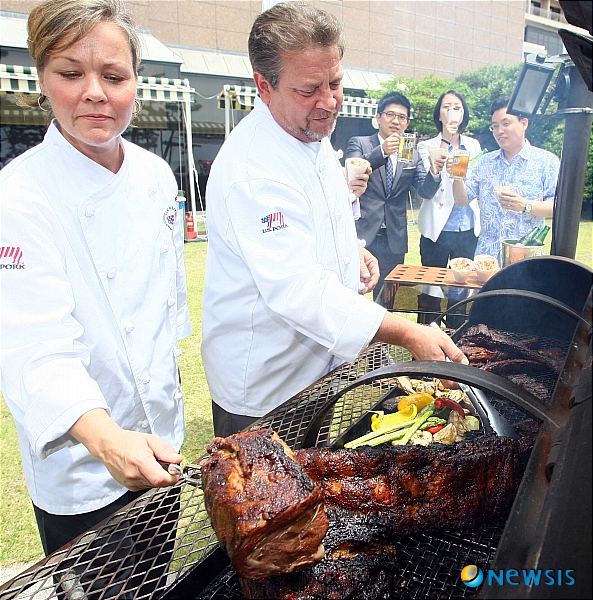 【부산=뉴시스】 하경민 기자 = 21일 오전 부산 해운대구 파라다이스호텔 야외정원에서 미국인 부부 요리사와 호텔 직원들이 정통 텍사스식 바비큐 요리를 만들고 있다. 호텔과 미국 육류수출협회는 내달 15일까지 텍사스식 바비큐와 와인, 수입맥주, 디저트 등을 뷔페식으로 즐길 수 있는 행사를 연다.&nbsp; yulnetphoto@newsis.com 