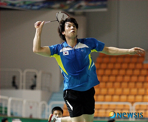 【김천=뉴시스】박홍식 기자 = 런던올림픽 배드민턴 매달 기대주인 김천시청 고성현 선수가 US오픈 국제배드민턴 복식에서 우승했다. 지난 17일(한국시간) 끝난 결승에서 고성현이 강한 스매싱을 날리고 있다. (사진=김천시청 제공) photo@newsis.com