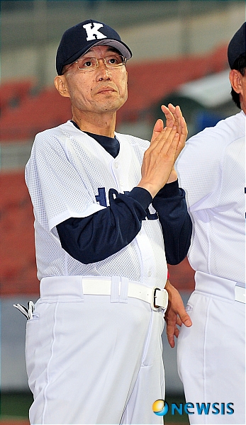 【서울=뉴시스】박세연 기자 = 22일 오후 서울 목동야구장에서 열린 경남고VS군산상고 '레전드 리매치에서 경남고 최동원 선수가 박수를 치고 있다.&nbsp; psy5179@newsis.com