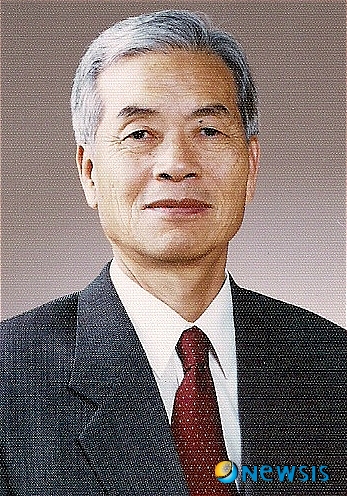 【대전=뉴시스】유순상 기자 = 충남대학교는 23일 국어국문학과 도수희 명예교수의 저서 ‘한국지명 신연구’가 ‘2011 대한민국학술원 우수학술도서’에 선정됐다고 밝혔다.(사진=충남대 제공)&nbsp; ssyoo@newsis.com