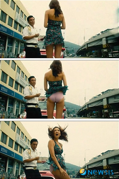 【서울=뉴시스】김정환 기자 = 이수정(23)이 교통경찰관 '명식' 김인권(33)에게 교통법규 위반을 봐달라고 사정한다. 영화 '퀵'의 한 장면.