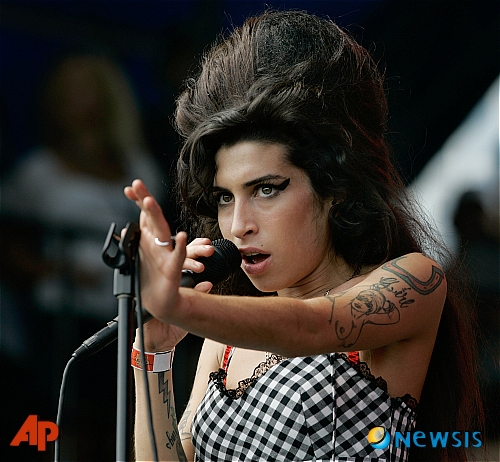 【런던(영국)=AP/뉴시스】영국 가수 에이미 와인하우스가 23일(현지시각) 영국 런던 북부에 있는 자택에서 숨진 채 발견됐다. 향년 27세.&nbsp; 신고를 받은 구급 차량이 긴급 출동했으나 와인하우스는 이미 숨진 상태였으며 사인은 조사 중이라고 경찰이 밝혔다.&nbsp; 지난 2007년 8월 5일 와인하우스가 미국 시카고의 그랜트 파크에서 공연하고 있다.&nbsp;&nbsp;&nbsp; 