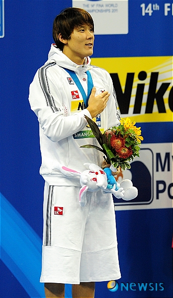 【상하이=뉴시스】이동원 기자 = 24일 오후 중국 상하이 오리엔탈 스포츠센터에서 열린 ‘2011 국제수영연맹(FINA) 세계수영선수권대회' 남자 자유형 400m 결승전에 출전한 한국의 박태환(22·단국대)이 3분42.04초로 우승을 차지했다. 시상식 후 박태환(한국)이 국민의례를 하고 있다. dwlee@newsis.com