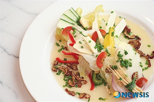 【서울=뉴시스】김정환 기자 = 역삼동 르네상스 서울 호텔의 뷔페 레스토랑 '카페 엘리제'는 31일까지 별도 스테이션에서 '삼계탕', '제철 민어 매운탕', '수삼 냉채', '삼치 유자청 구이', '부추 재치 조개국', '추어탕', '문어 미나리 초무침' 등을 제공한다. ace@newsis.com